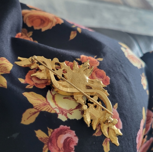 4/$20 🌟Lot of vintage brooch and heart scarf clip. - Picture 3 of 7